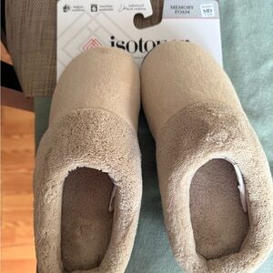 NWT Women’s  Isotoner Cozy Memory Foam Slippers - Beige size M 7.5-8